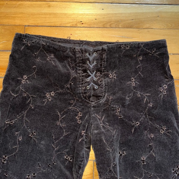 Low waisted embroidered pants - Picture 2 of 3